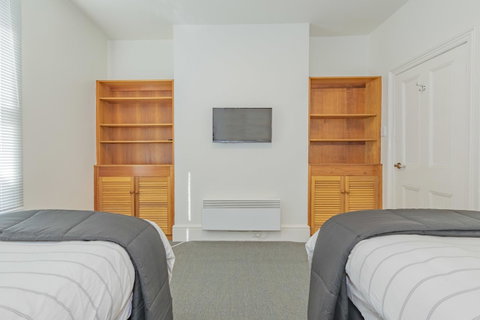 4 Bedroom House - Hobart CBD - Free Parking - Free WIFI - Geraldton Accommodation 15