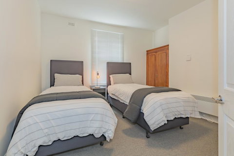 4 Bedroom House - Hobart CBD - Free Parking - Free WIFI - Geraldton Accommodation 3
