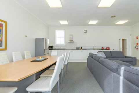 4 Bedroom House - Hobart CBD - Free Parking - Free WIFI - Geraldton Accommodation 16