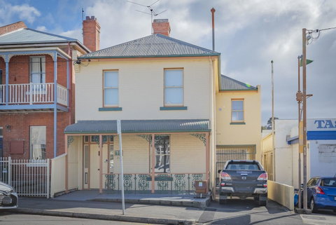 4 Bedroom House - Hobart CBD - Free Parking - Free WIFI - Geraldton Accommodation 5