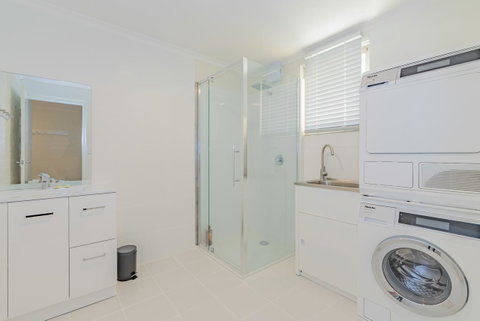 4 Bedroom House - Hobart CBD - Free Parking - Free WIFI - Geraldton Accommodation 4