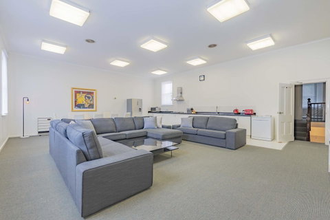 4 Bedroom House - Hobart CBD - Free Parking - Free WIFI - Geraldton Accommodation 17