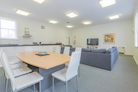 4 Bedroom House - Hobart CBD - Free Parking - Free WIFI - Geraldton Accommodation 0