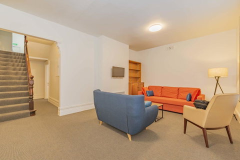 4 Bedroom House - Hobart CBD - Free Parking - Free WIFI - Geraldton Accommodation 6