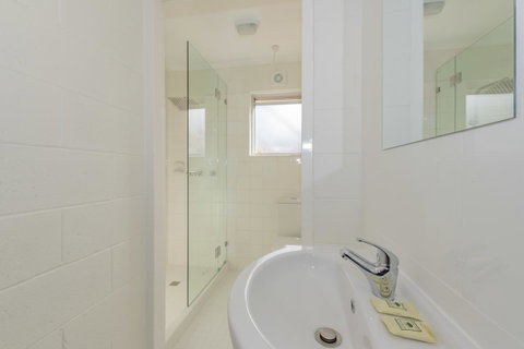 4 Bedroom House - Hobart CBD - Free Parking - Free WIFI - Geraldton Accommodation 11