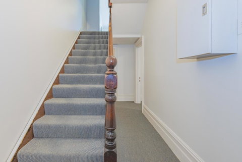 4 Bedroom House - Hobart CBD - Free Parking - Free WIFI - Geraldton Accommodation 7