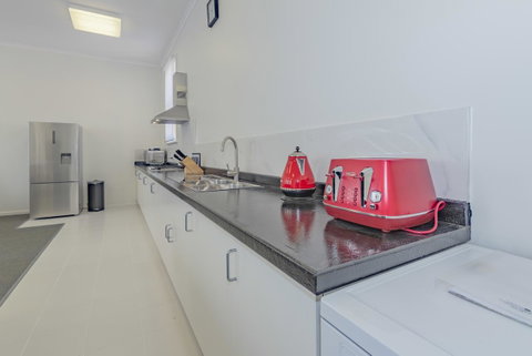 4 Bedroom House - Hobart CBD - Free Parking - Free WIFI - Geraldton Accommodation 2