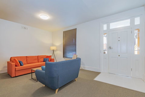 4 Bedroom House - Hobart CBD - Free Parking - Free WIFI - Geraldton Accommodation 10