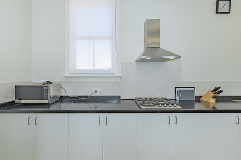 4 Bedroom House - Hobart CBD - Free Parking - Free WIFI - Geraldton Accommodation 8