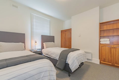 4 Bedroom House - Hobart CBD - Free Parking - Free WIFI - Geraldton Accommodation 1
