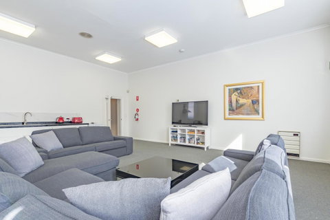 4 Bedroom House - Hobart CBD - Free Parking - Free WIFI - Geraldton Accommodation 12
