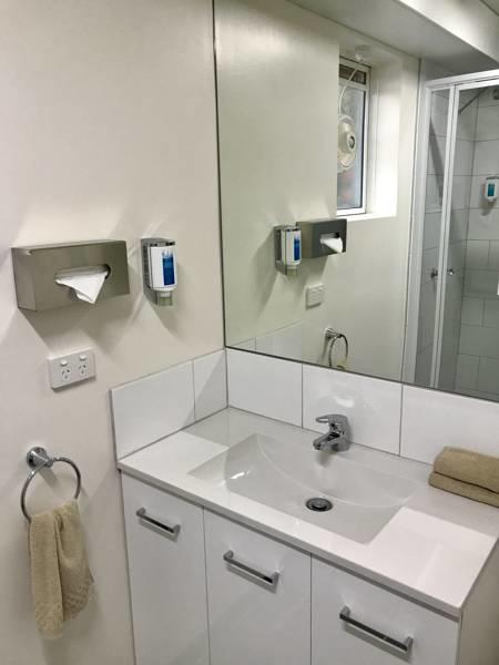Adina Place Motel Apartments - Geraldton Accommodation 9