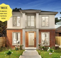 NEW Inner Melb Luxury Modern Grand Holiday House - Great Location Wifi Parking - Geraldton Accommodation