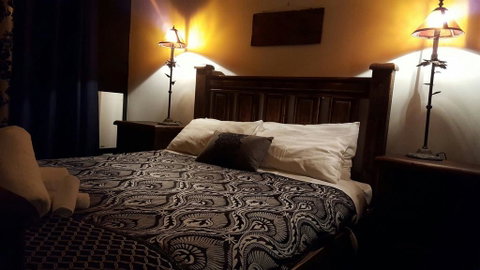 Oak & Barrel / 7 Twynam Street - Geraldton Accommodation 1
