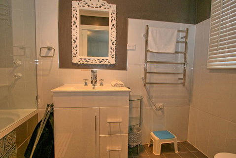 Oak & Barrel / 7 Twynam Street - Geraldton Accommodation 3