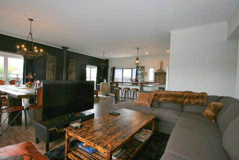 Oak & Barrel / 7 Twynam Street - Geraldton Accommodation 0