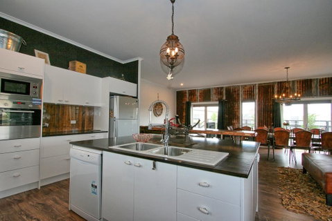Oak & Barrel / 7 Twynam Street - Geraldton Accommodation 2