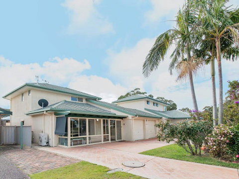 Occy's @ Fingal Bay - Geraldton Accommodation 2