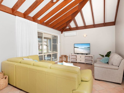 Occy's @ Fingal Bay - Geraldton Accommodation 0