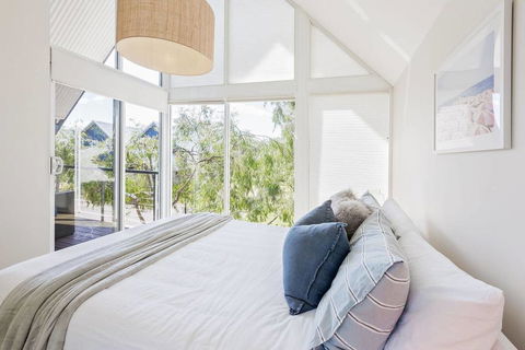 ON THE BEACH - Villa Over The Road From The Beach - Geraldton Accommodation 0