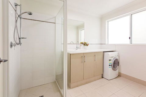 ON THE BEACH - Villa Over The Road From The Beach - Geraldton Accommodation 3