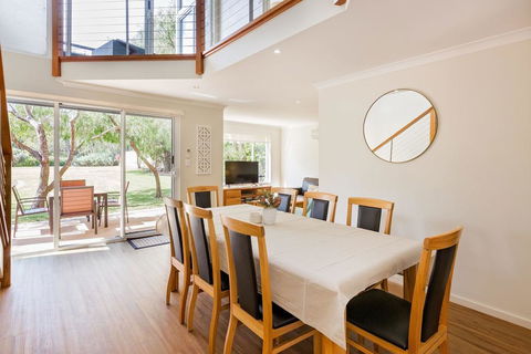 ON THE BEACH - Villa Over The Road From The Beach - Geraldton Accommodation 1