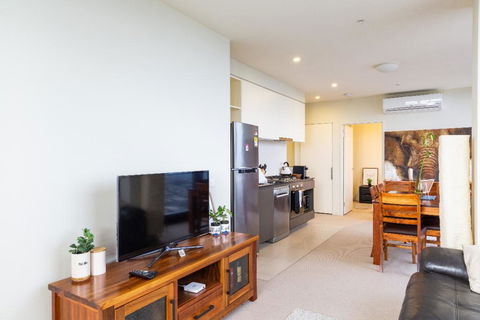 ON TOP OF THE WORLD - BEST VIEWS IN MELBOURNE !! - Geraldton Accommodation 3