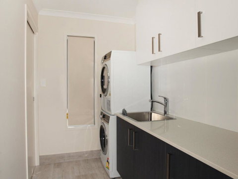 Palm 95 - Modern 4 BDRM Home With Pool - Geraldton Accommodation 3