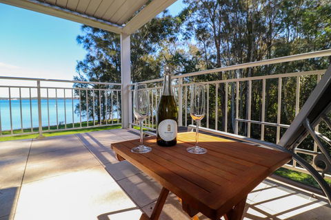 Pelican Escape Executive Home At Raffertys Resort - Geraldton Accommodation 3