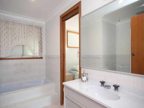 Pet Friendly - Family Holiday Home - Pets Welcome - Geraldton Accommodation 2