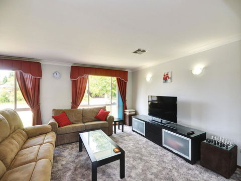 Pet Friendly - Family Holiday Home - Pets Welcome - Geraldton Accommodation 0