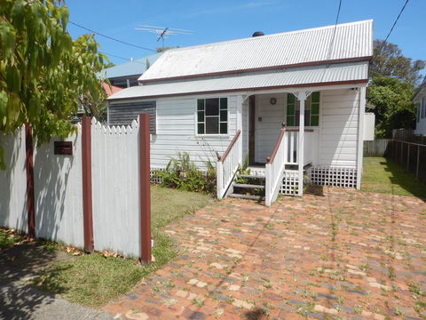 Pine Cottage - Geraldton Accommodation 2