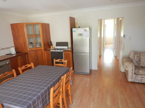 Pine Cottage - Geraldton Accommodation 3
