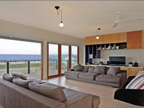 Prime Position - Across From Seven Mile Beach - Geraldton Accommodation 1