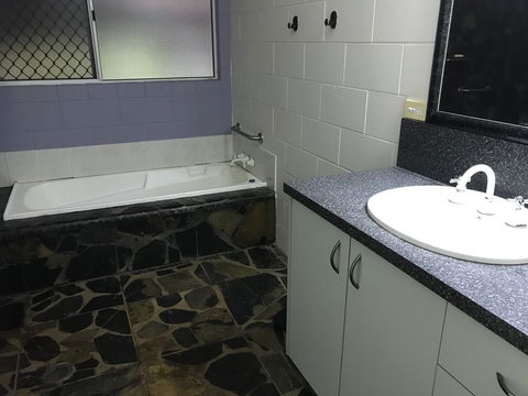 Royal Palm Cottage, Entire Two Bedroom 2 Bathroom House With Pool - Geraldton Accommodation 3