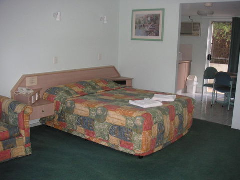 Runaway Bay Motor Inn - Geraldton Accommodation 3
