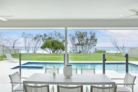 Sentosa On Tugun - Beachfront 5 Bedroom - Geraldton Accommodation 1