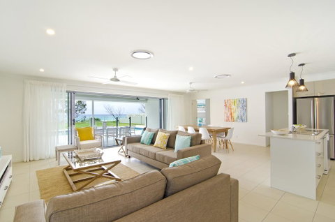 Sentosa On Tugun - Beachfront 5 Bedroom - Geraldton Accommodation 3
