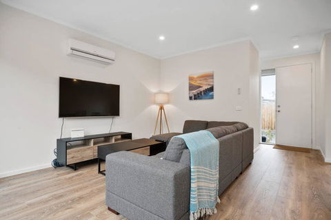 Sleek, Modern Capel Sound! - Geraldton Accommodation 3