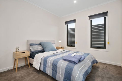 Sleek, Modern Capel Sound! - Geraldton Accommodation 1