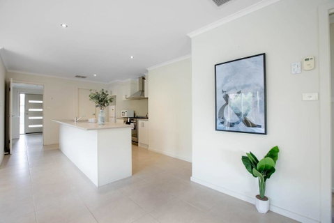Spacious Lovely 5Beds Home@Point Cook - Geraldton Accommodation 3