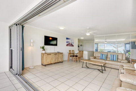 SPIN13- ESCAPE TO MOOLOOLABA - Geraldton Accommodation 1