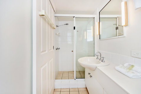 SPIN13- ESCAPE TO MOOLOOLABA - Geraldton Accommodation 3