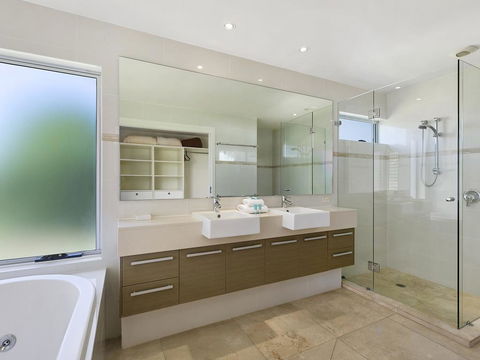 Stunning Riverfront Apartment In Noosaville - Unit 2 Wai Cocos 215 Gympie Terrace - Geraldton Accommodation 3