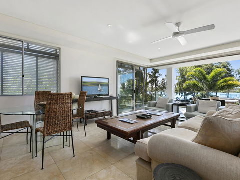 Stunning Riverfront Apartment In Noosaville - Unit 2 Wai Cocos 215 Gympie Terrace - Geraldton Accommodation 2