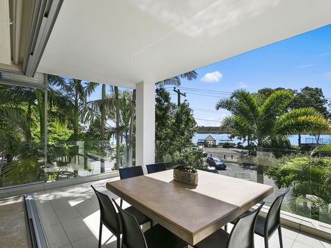 Stunning Riverfront Apartment In Noosaville - Unit 2 Wai Cocos 215 Gympie Terrace - Geraldton Accommodation 0