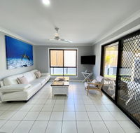 STYLISH RESIDENCE LARGE PRIVATE YARD - CLOSE TO DREAMWORLD - Geraldton Accommodation