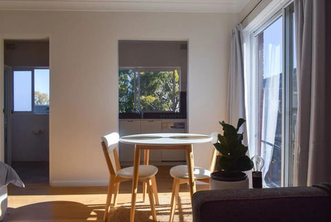 Sun-Drenched 1 Bed Studio Apt Newtown Parking - Geraldton Accommodation 0