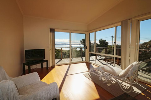 Surfside - Geraldton Accommodation 0