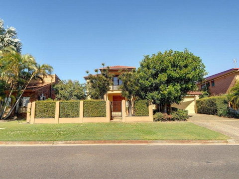 Tarcoola 41 - 5 BDRM Canal Home With Pool - Geraldton Accommodation 1